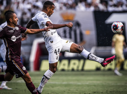 O Santos também tenta jogadores estrangeiros, por mais que tema pela adaptação neste momento difícil