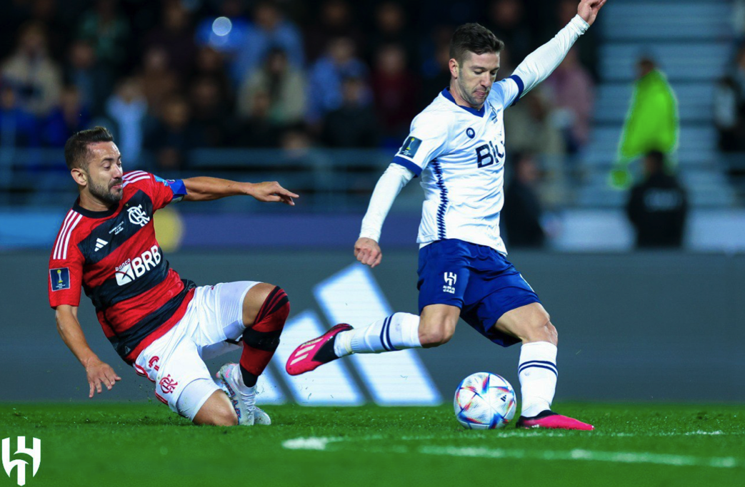 Everton Ribeiro em investida contra ataque saudita