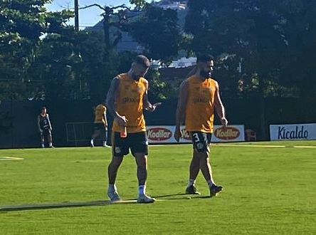 O meia foi recebido pelos reservas nesta quinta-feira no CT Rei Pelé