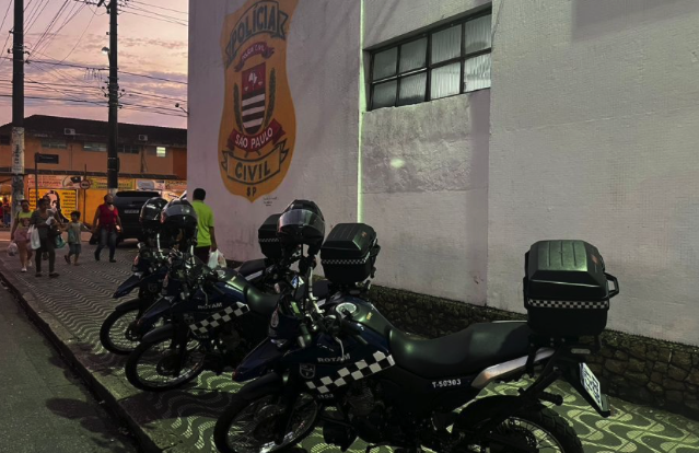 A jovem informou que o item guardado na bolsa era seu celular; porém, em pesquisa, foi constatado que o produto havia sido roubado