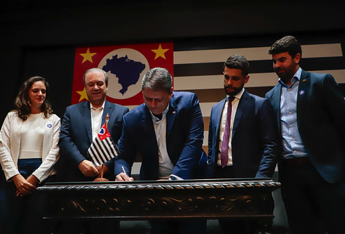 O governador Tarcísio de Freitas (Republicanos) sancionou a lei que regulamenta medicamentos à base de cannabidiol no fim de janeiro