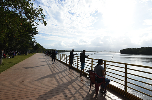 Aqueles que não gostam de estar na faixa de areia podem aproveitar a orla da praia mesmo assim, diz Prefeitura