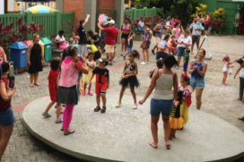A atração reuniu crianças, pais e responsáveis, que se divertiram ao som de marchinhas infantis