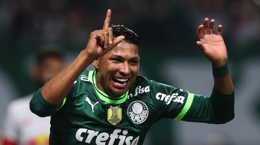 O jogador Rony, da SE Palmeiras, comemora seu gol contra a equipe do Red Bull Bragantino, durante partida válida pela décima rodada, do Campeonato Paulista, Série A1, na arena Allianz Parque