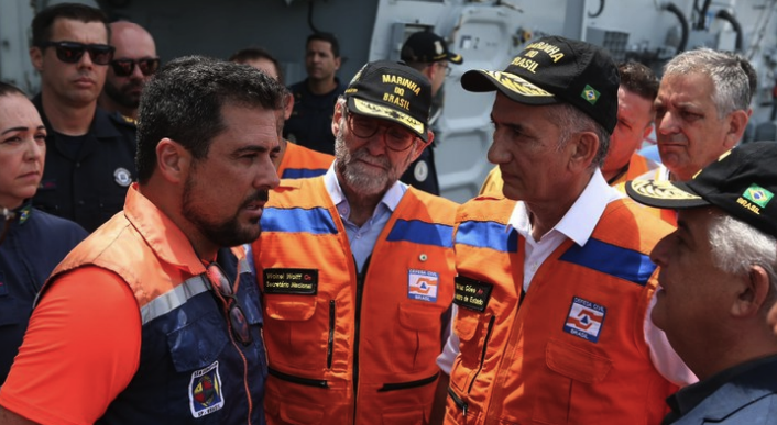 Navio aeródromo da Marinha aporta em São Sebastião e se soma a esforços humanitários