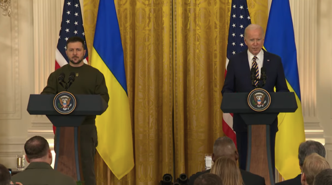 Os presidentes Volodymyr Zelensky (à esq.) e Joe Biden (à dir.) falam com jornalistas na Casa Branca, em dezembro