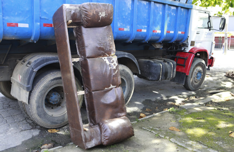 O tapete foi encontrado no canal que fica ao lado da Avenida Eva Pereira, no Morrinhos