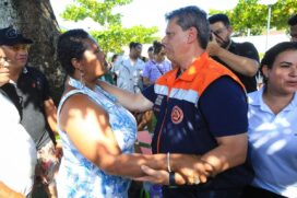 Tarcísio de Freitas durante visita a pessoas afetadas pelas fortes chuvas em São Sebastião