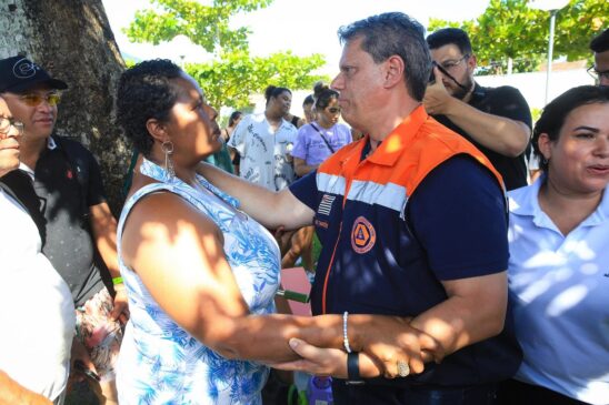 Tarcísio de Freitas durante visita a pessoas afetadas pelas fortes chuvas em São Sebastião