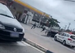 A perseguição terminou quando o veículo capotou próximo a um posto de combustíveis