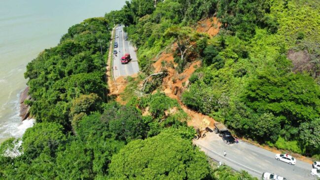 Queda de barreira em Ubatuba