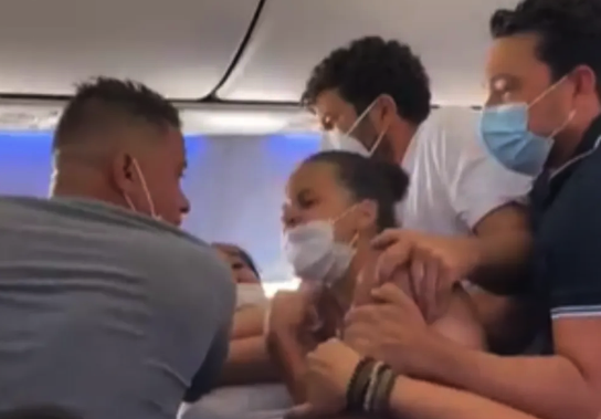 Passageiros e comissários de bordo ajudaram a a separar briga