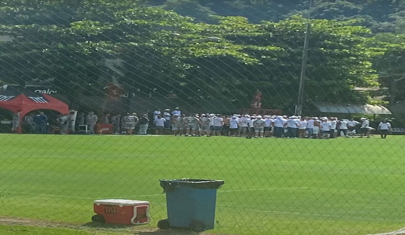 Cobrança da torcida aconteceu na manhã desta quinta-feira (2)