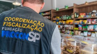Ainda durante a operação, um estabelecimento recebeu autuação por colocar à venda produtos com prazo de validade vencido