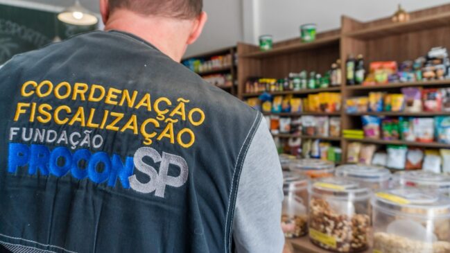 Ainda durante a operação, um estabelecimento recebeu autuação por colocar à venda produtos com prazo de validade vencido