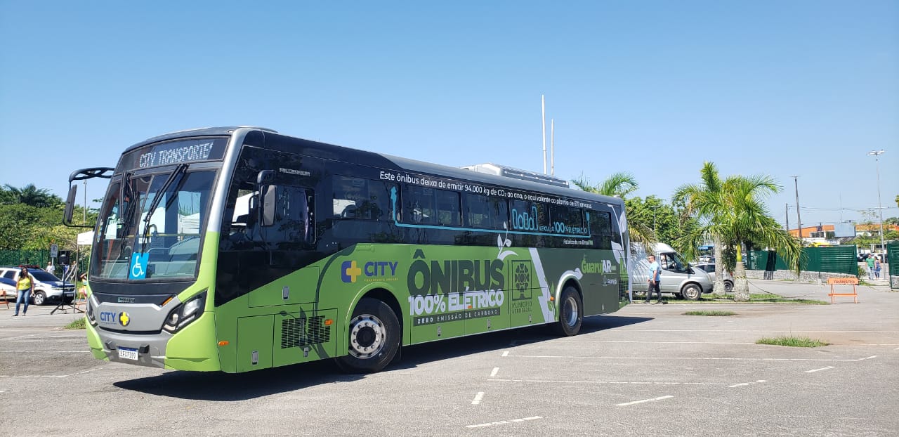 O primeiro ônibus foi apresentado na manhã desta quinta-feira (9) no Paço Municipal