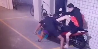 Três homens invadiram um prédio e furtaram uma moto