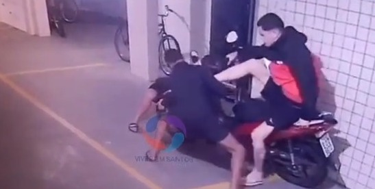 Três homens invadiram um prédio e furtaram uma moto
