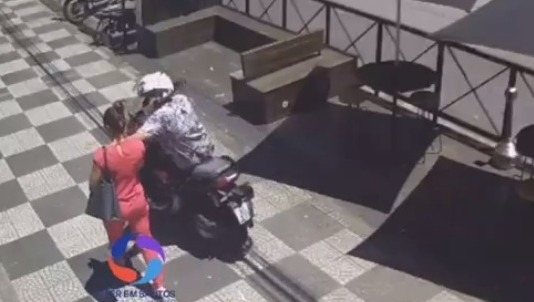 Câmeras de segurança flagraram o roubo