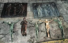 Cinco estatuetas e duas placas de bronze de túmulos do cemitério do Paquetá foram furtados