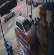 A ação foi flagrada por câmeras de segurança