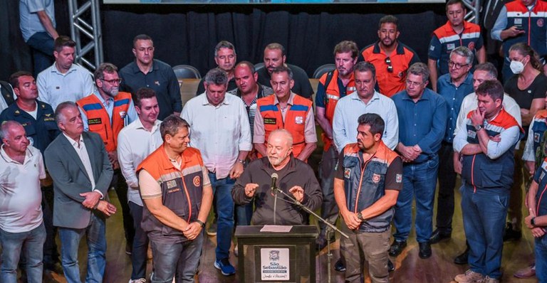 Presidente Lula em São Sebastião; ao lado dele, o governador de São Paulo, Tarcísio Freitas e o prefeito de São Sebastião, Felipe Augusto