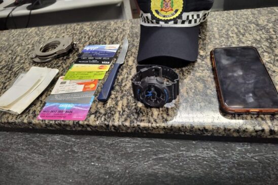 Em seu histórico, foram constatadas duas passagens em unidades policiais por tráfico de entorpecentes