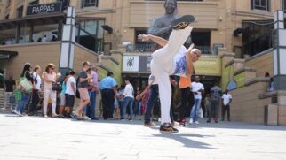 A exposição reúne 80 fotografias, todas em preto e branco, captadas ao longo das atividades desenvolvidas por Padinha na África