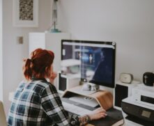 Curso oferecido pelo Mercado Livre, em parceria com {reprograma}, prioriza candidatas de escolas públicas ou bolsistas de particulares