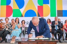 Presidente Lula assina decreto que garante dignidade menstrual a pessoas de baixa renda