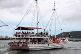 A atividade envolveu música, interação com personagens vestidos de pirata e banho de mar