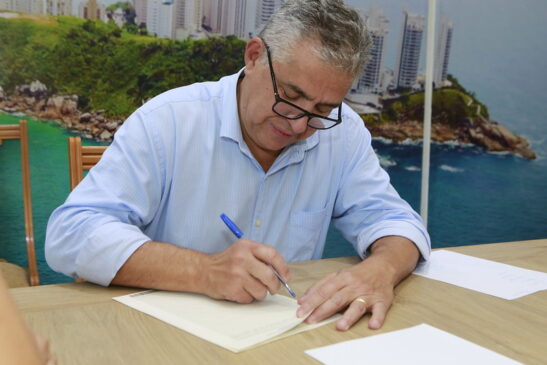 A entrega da escritura foi feita pelo prefeito Válter Suman