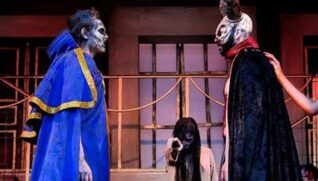 Trecho da encenação de abertura da Hora do Horror 2016, no Hopi Hari