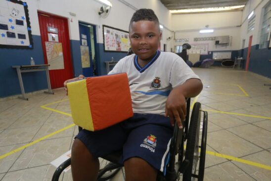 Esse é um trabalho para que todos os estudantes percebam as dificuldades de uma pessoa que se locomove com cadeira de rodas