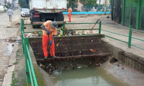 Equipes realizam limpeza nos canais da cidade