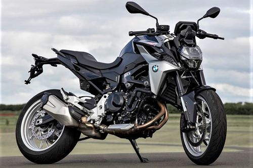 A F 900 R conta com motor de 85 cavalos e torque de 9 kgfm, com transmissão de 6 marchas