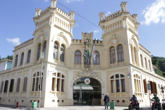 Plenário receberá obras. Mais conforto para parlamentares enquanto equipamentos de Educação e Cultura precisam de reformas
