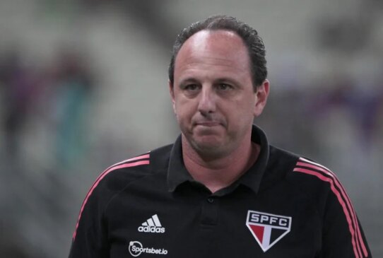 Com baixas no sistema ofensivo do São Paulo, o treinador Rogério Ceni vem testando o esquema tático com três zagueiros, nas variações 3-5-2 e 3-4-3