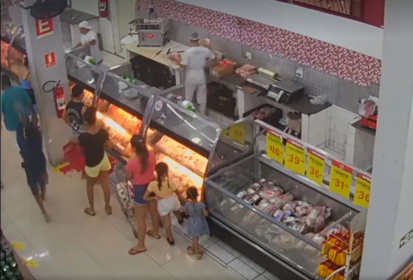 Imagens das câmeras de segurança do comércio mostraram que o criminoso chegou e foi em direção ao segurança, que estava em frente ao balcão do açougue quando foi atingido pelo tiro