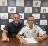 Atleta assinou o contrato ao lado de Daniel Aquino, diretor da D.Aquino Sports, na Vila Belmiro