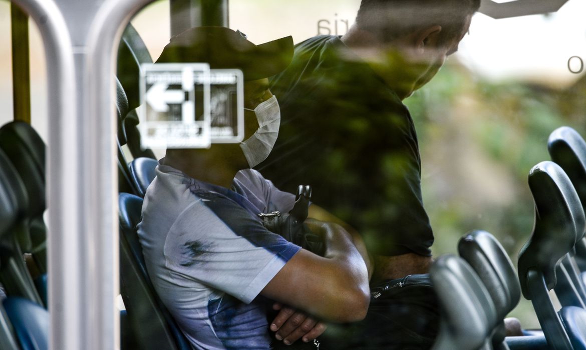 O uso de máscara segue obrigatório nos serviços de saúde de todo o Estado