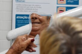 A prótese busca devolver a função  de mastigação e também a estética
