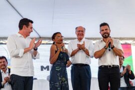 O Vice-Presidnete Geraldo Alckmin participou da entrega das escrituras