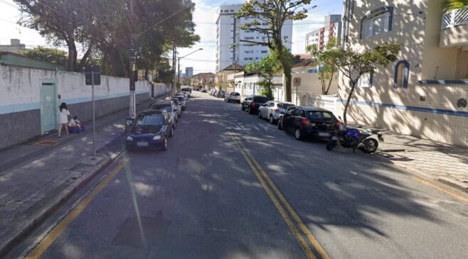 A escola está localizada na Rua Dom Pedro l, no bairro Vila Belmiro