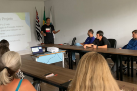 As equipes promovem a coleta de resíduos descartados irregularmente nas áreas aquosas e de mangue