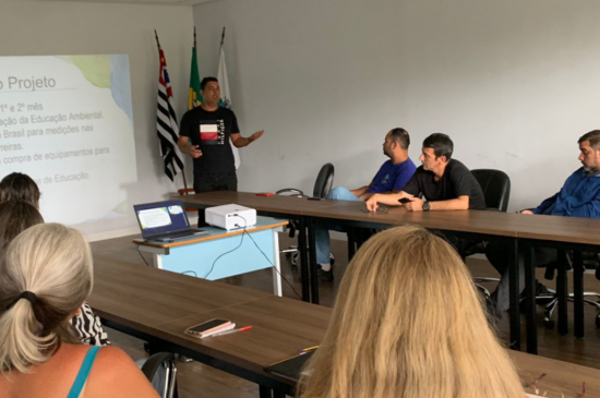 As equipes promovem a coleta de resíduos descartados irregularmente nas áreas aquosas e de mangue