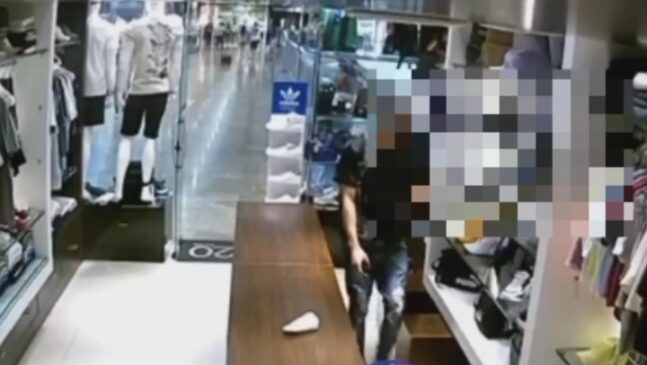 Segundo o proprietário do local, o grupo fugiu do local com cerca de quinze camisas polo originais