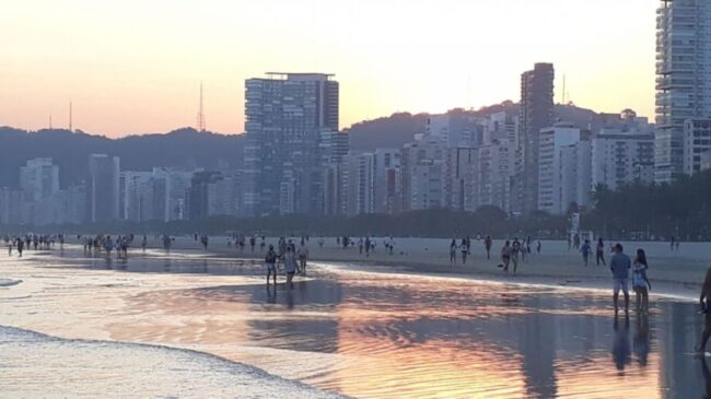 Recomenda-se evitar o banho de mar em Santos