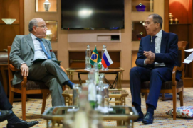 Os chanceleres Mauro Vieira (esq.) e Serguei Lavrov durante encontro bilateral na reunião do G20 na Índia