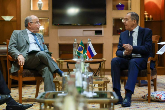 Os chanceleres Mauro Vieira (esq.) e Serguei Lavrov durante encontro bilateral na reunião do G20 na Índia